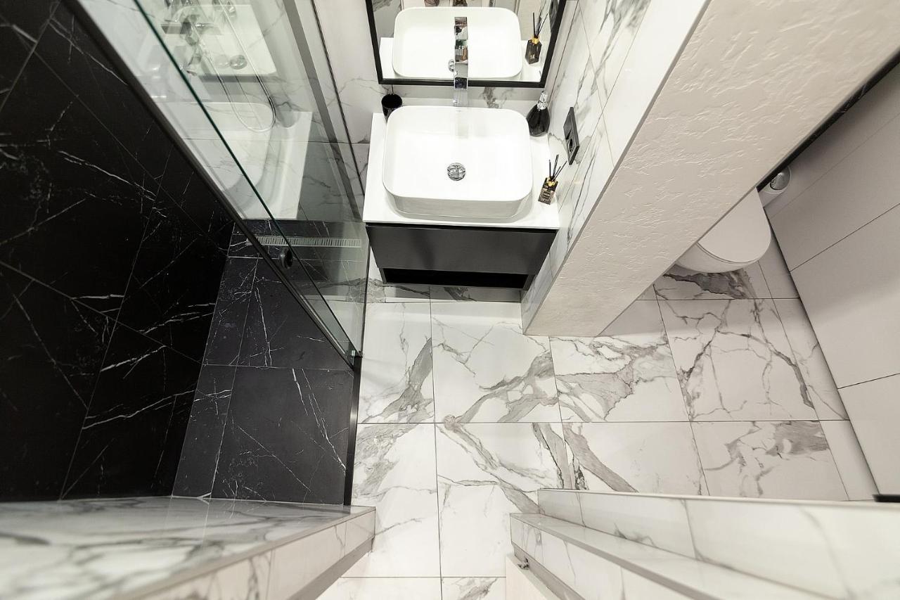 Lovely Apartment On Drahomanova Street Λβιβ Εξωτερικό φωτογραφία